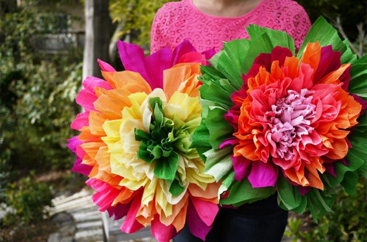 Mexer flores com crianças crepe-papel-flores-grandes-coloridas-mexer