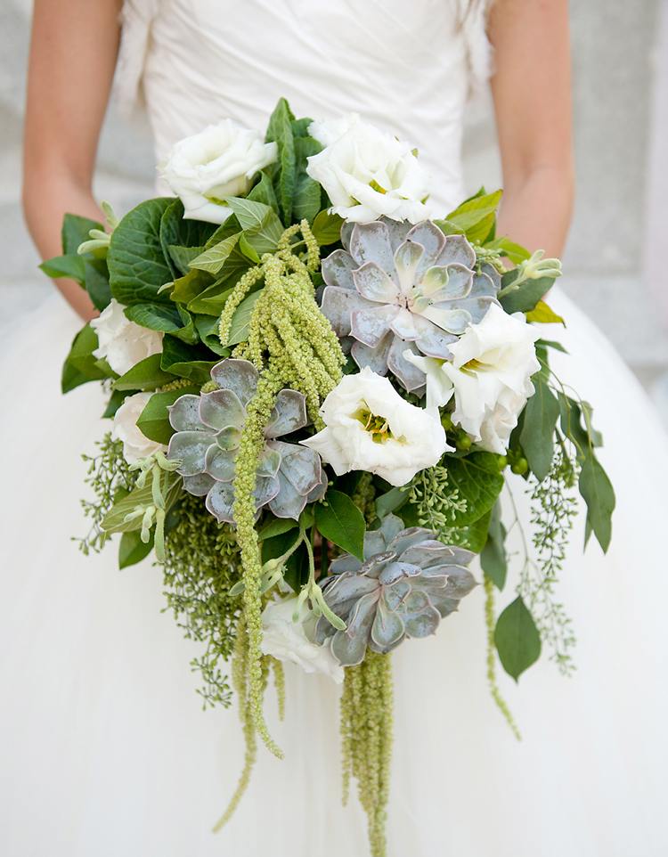 Bouquet de noiva cascata com folhagens, suculentas e rosas brancas