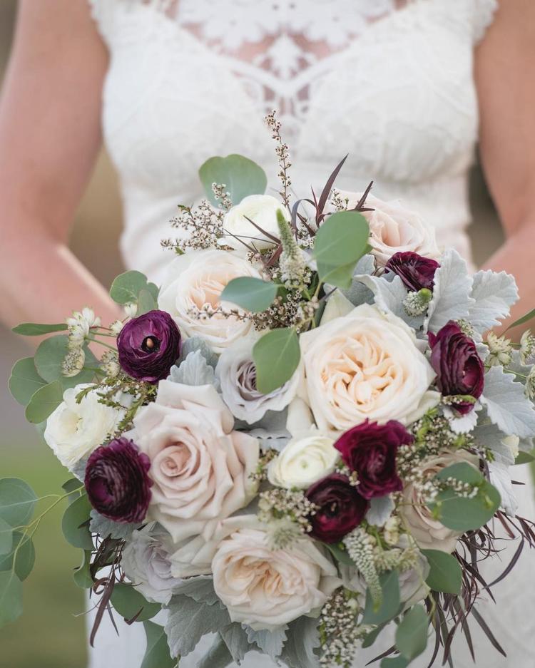 Flores casamento sálvia rosas verdes prata ameixa ranúnculo roxo