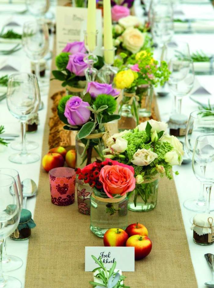 mesa decoração festa de casamento rosas coloridas velas frutas rosa roxo