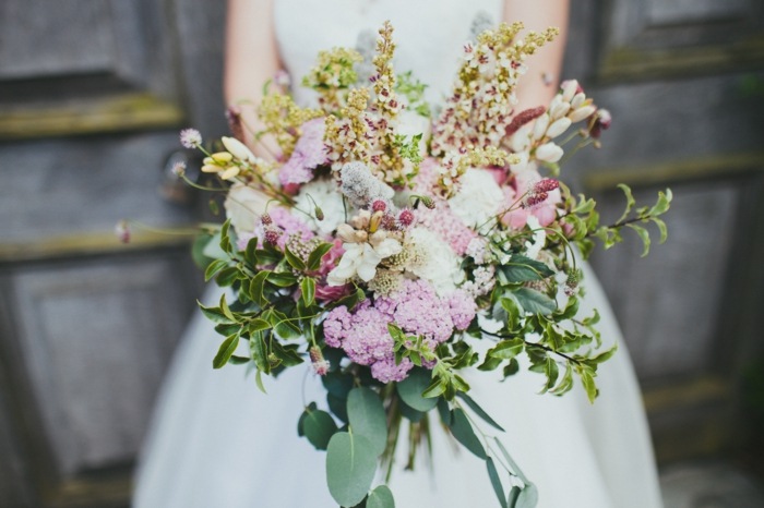 vestido de noiva rosa com buquê de flores silvestres romântico