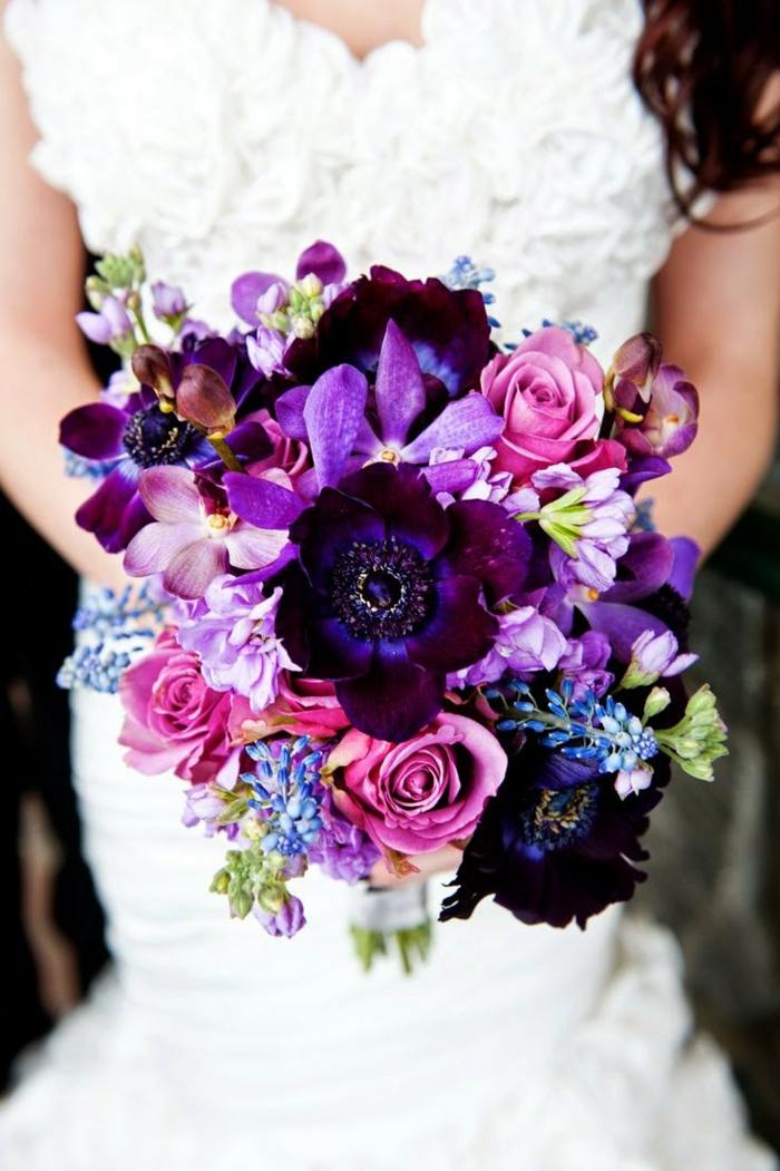 tendências de flores para ideia de buquê de noiva roxo