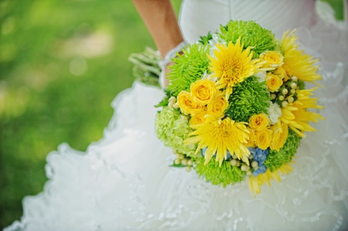 bouquet de noiva amarelo alegre decoração de vestido de noiva verde