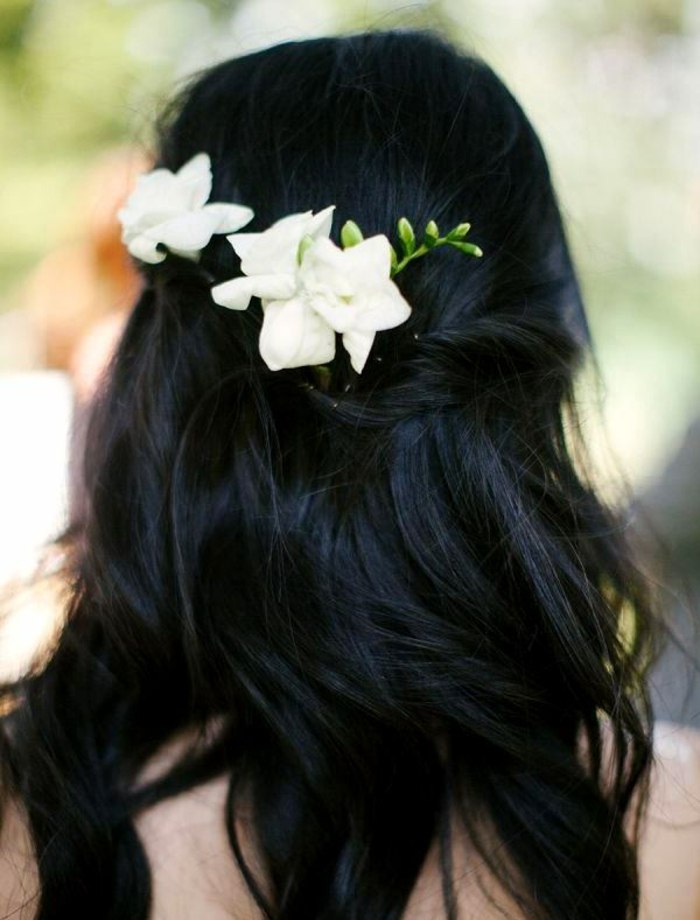 tendências de flores para casamento penteado de flor branca em vaso meio aberto