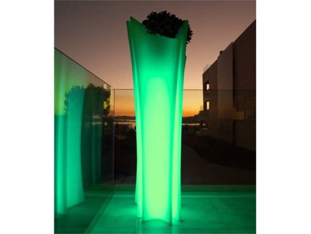vaso de flores verde com iluminação suave terraço agradável