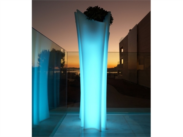 luz azul suave alta elegante ao ar livre dentro de casa