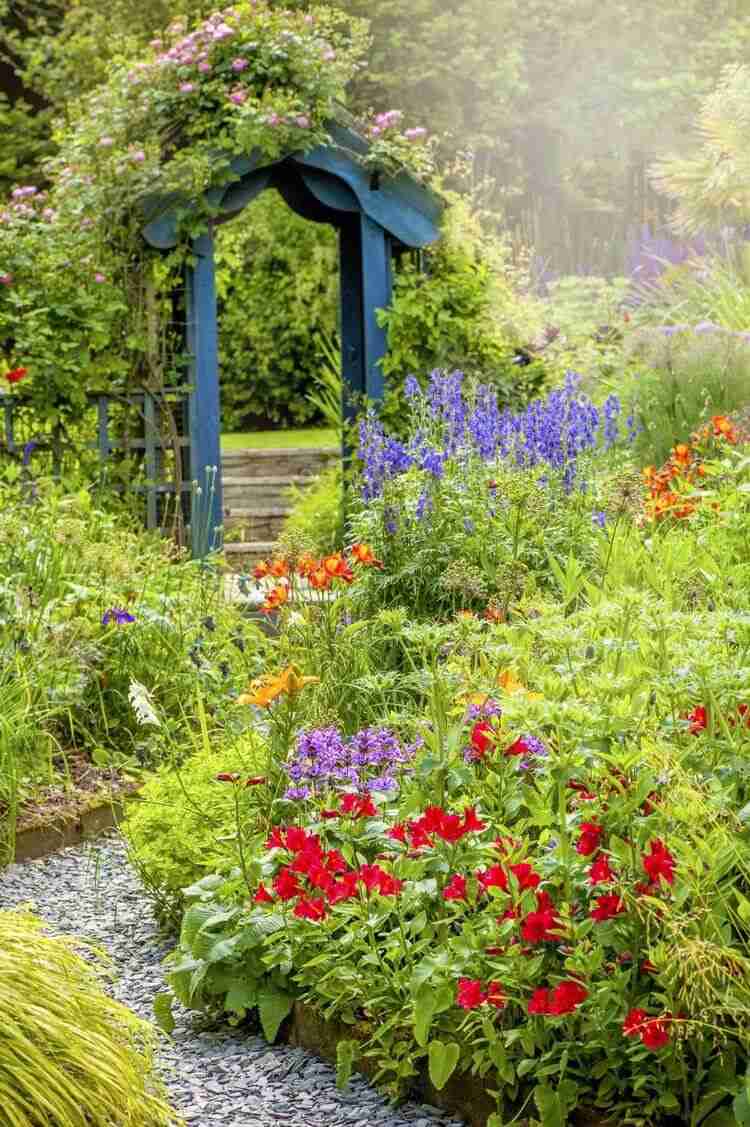 Criando um canteiro de flores em estilo de casa de campo Combinando flores