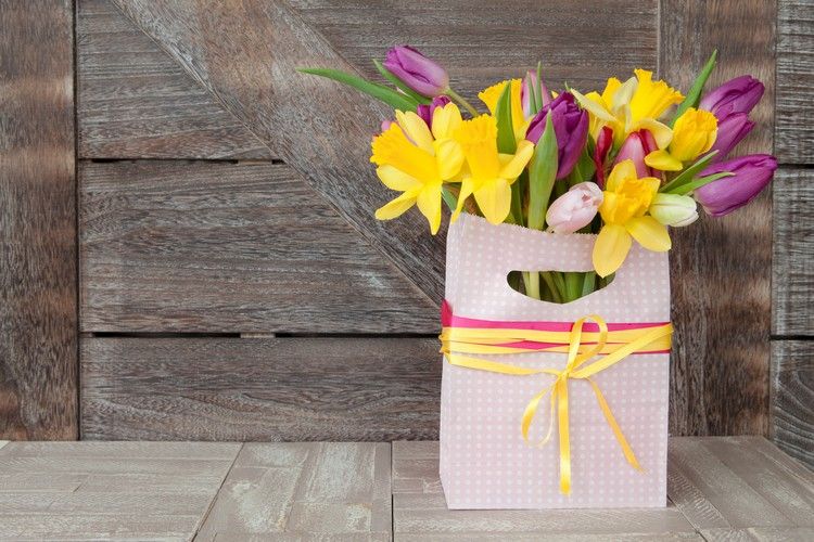 Organize flores e decorações de flores na primavera para sua casa