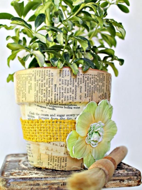 Vasos de flores decoram de forma criativa páginas de livros de receitas