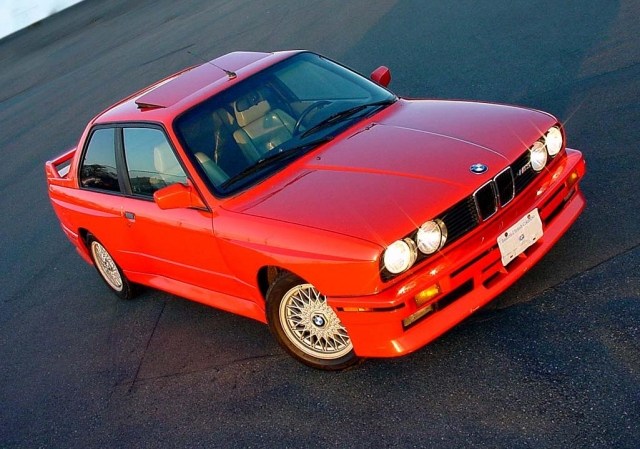 BMW-M3-E30-imagem-aérea-vermelho-lado