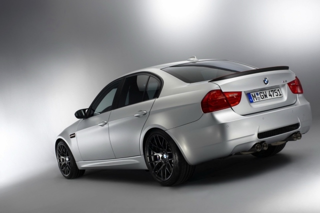 BMW-M3-traseiro-E90-faróis