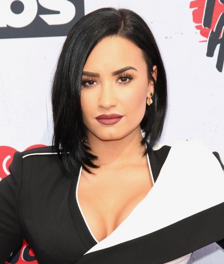 bob-hairstyles-straight-black-hair-side parting-demi-lovato