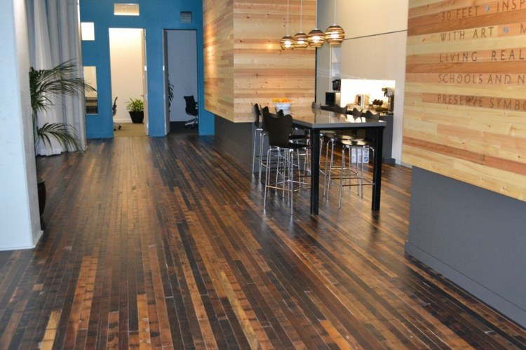 piso de madeira tábuas estreitas marrom claro parede azul escuro