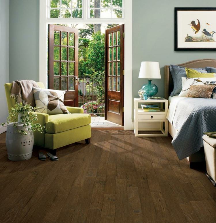 piso de madeira poltrona quarto poltrona cama verde mesa de cabeceira