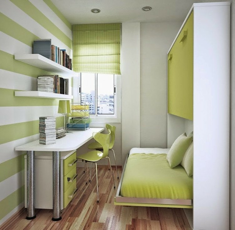 piso de madeira quarto jovem móveis verdes mesa persiana