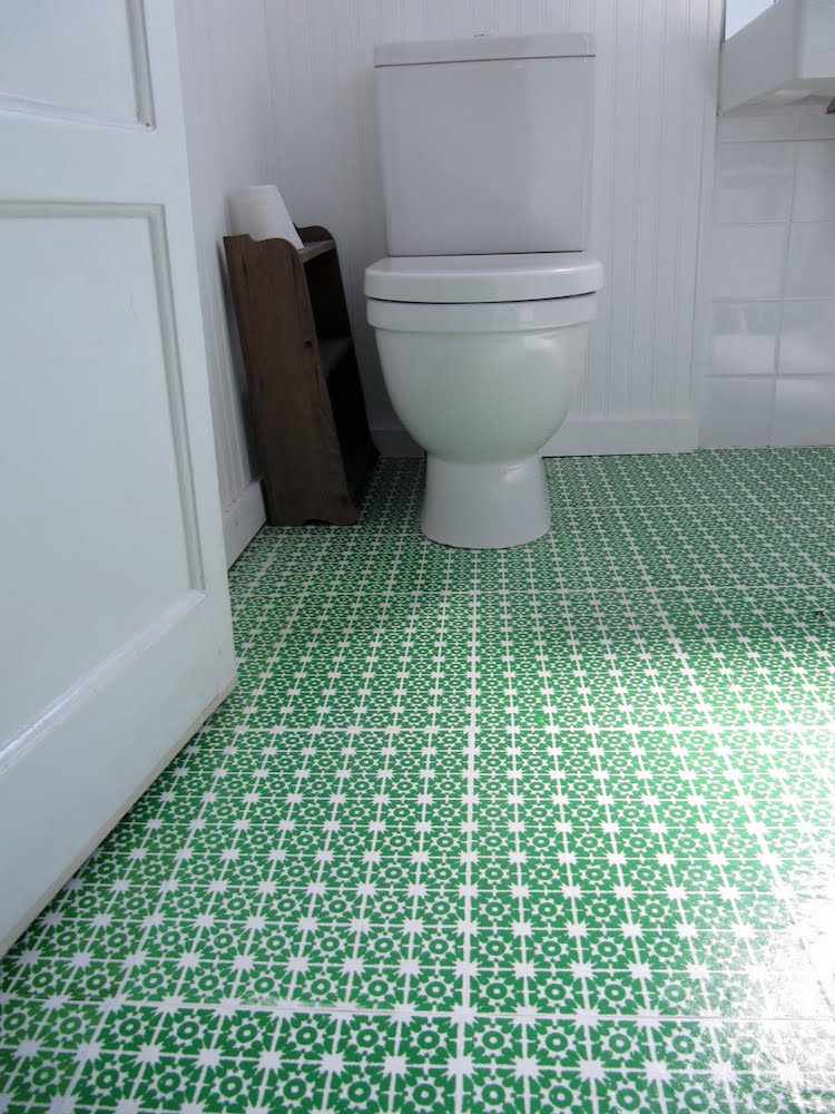 piso-banheiro-alternativa-linóleo-branco-verde-padrão-vintage