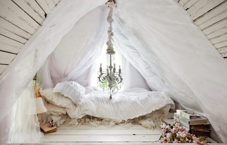 estilo boêmio quarto-branco-tábua-piso-tule-renda-flores-livros-madeira-painéis de teto