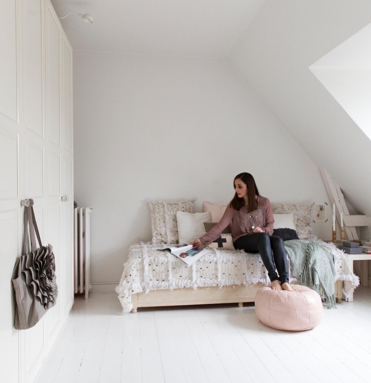 estilo boêmio-quarto-branco-telhado-inclinado-cama-embutido-armário-assoalho-assento-almofada-bege