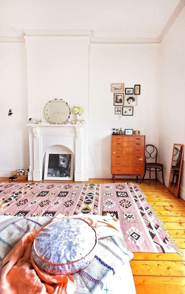 estilo boêmio-quarto-branco-etno-prancha-piso-carpete-oriental-carpete-cômoda-estilo antigo-mix