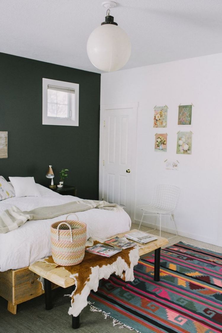 estilo boêmio-quarto-branco-kelimteppich-exótico-madeira-cama-banco-pele-tapete-parede-pintura-preta