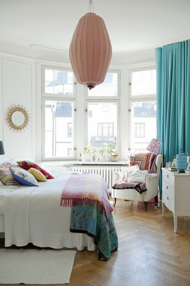 estilo boêmio-quarto-branco-lâmpada suspensa-parquet-piso-cortinas-turquesa-colcha-travesseiros
