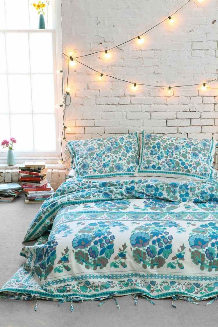 estilo boêmio-quarto-branco-turquesa-luzes de fadas-parede de tijolos-livros