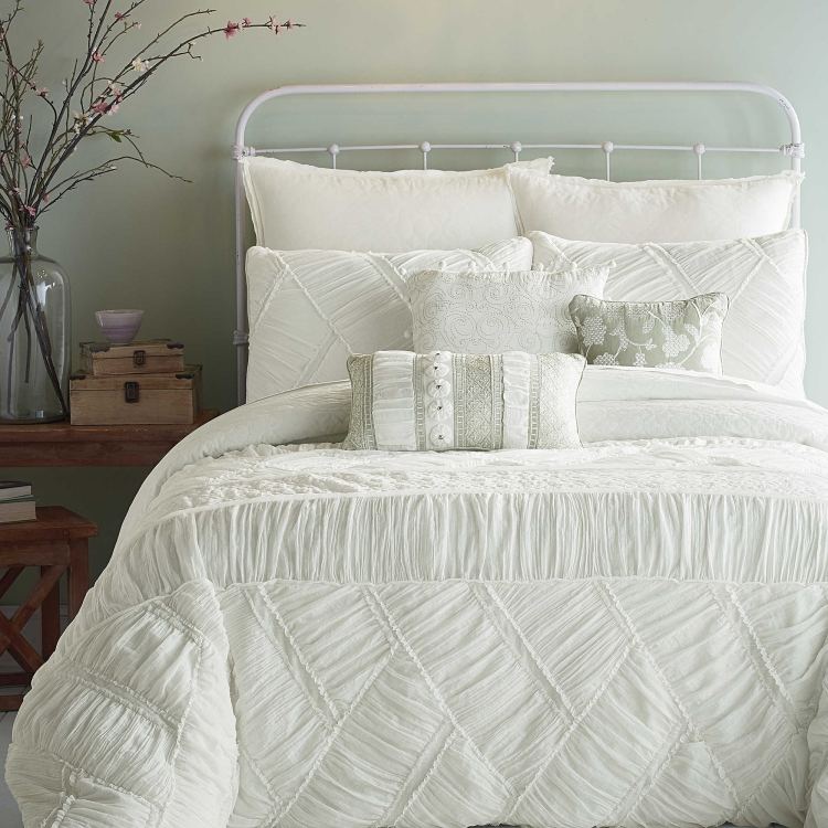 estilo boêmio-quarto-branco-edredom-lindo-algodão-tule-metal-cama-parede-cor-cinza claro