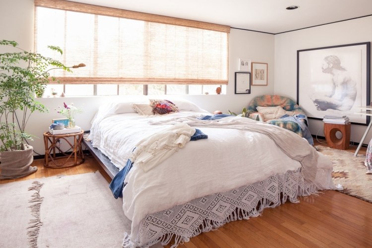 estilo boêmio-quarto-cama-branca-piso de parquete-persianas-colcha de renda
