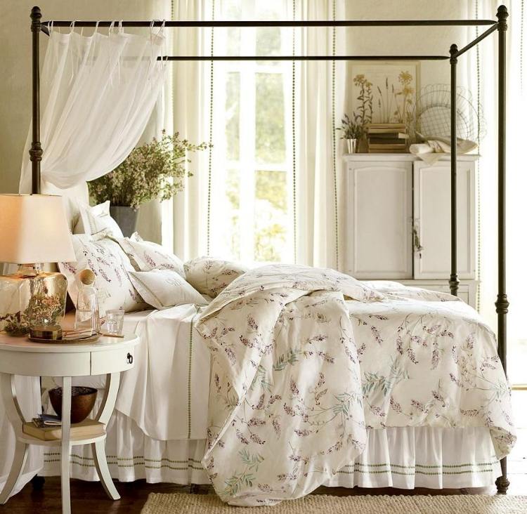 estilo boêmio-quarto-branco-cama-metal-preto-cortinas-tule-roupa de cama-lavanda