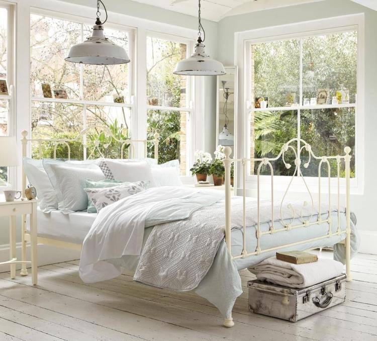 estilo boêmio-quarto-branco-cama-de-metal-luminárias-industriais-luzes suspensas-tábuas-janelas-colchas