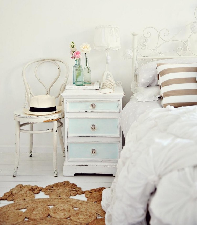 estilo boêmio-quarto-branco-juta-tapete-corredor-cama-cama-vaso-flores-de-cabeceira