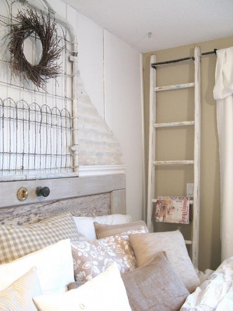 estilo boêmio-quarto-branco-travesseiro-cabeceira-cerveja-porta-grinalda-escada-surrado-chique