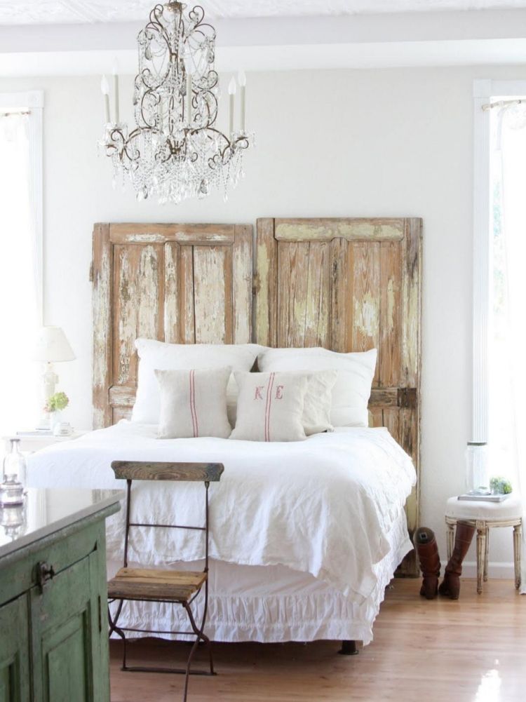 estilo boêmio-quarto-branco-lustre-cristal-cabeceira-alöte-porta-roupa de cama-rústico