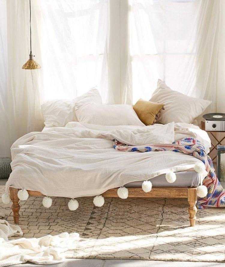 estilo boêmio-quarto-branco-cama de madeira-pompons-travesseiros-cortinas-algodão