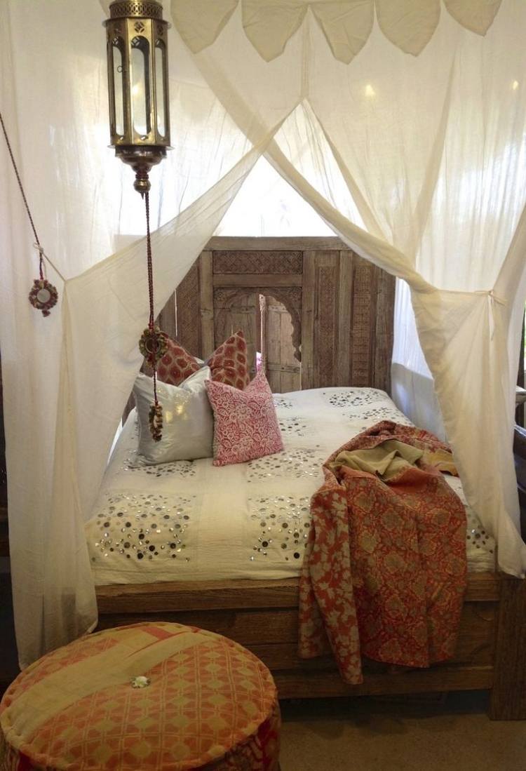 estilo boêmio-quarto-branco-dossel cama-atmosfera-cama de madeira-tecidos-ornamentos