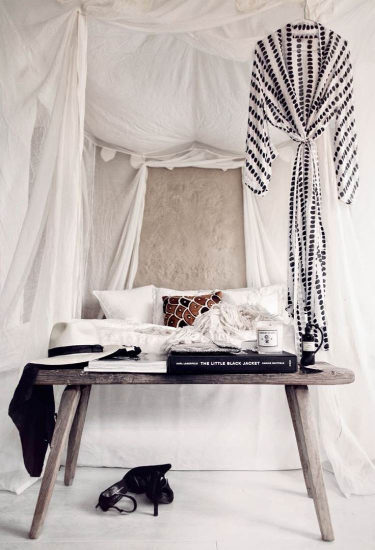 estilo boêmio-quarto-branco-cama de dossel-moderno-banco-rústico-preto-acentos