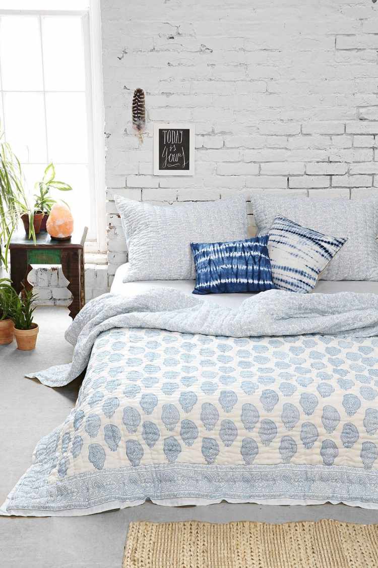 estilo boêmio-quarto-branco-tijolo-parede-colcha-blue-runner-plants