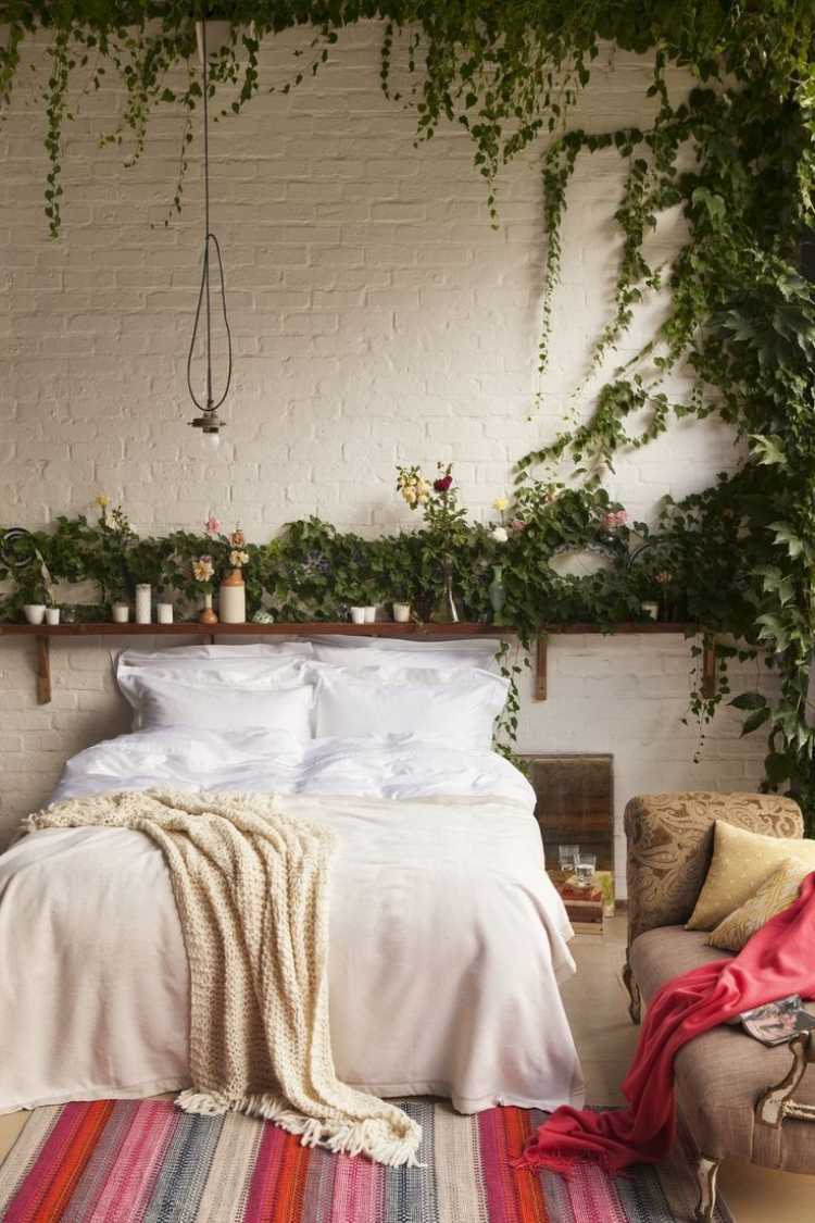 estilo boêmio-quarto-branco-tijolo-parede-branca-hera-corredor-cama-aparador-madeira