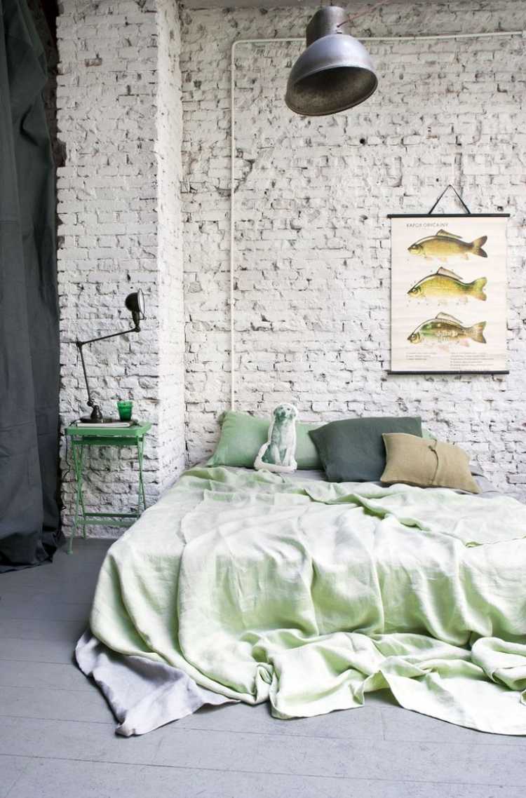 estilo boêmio-quarto-branco-parede de tijolos-branco-pôster-peixe-travesseiro-cachorro-estampa
