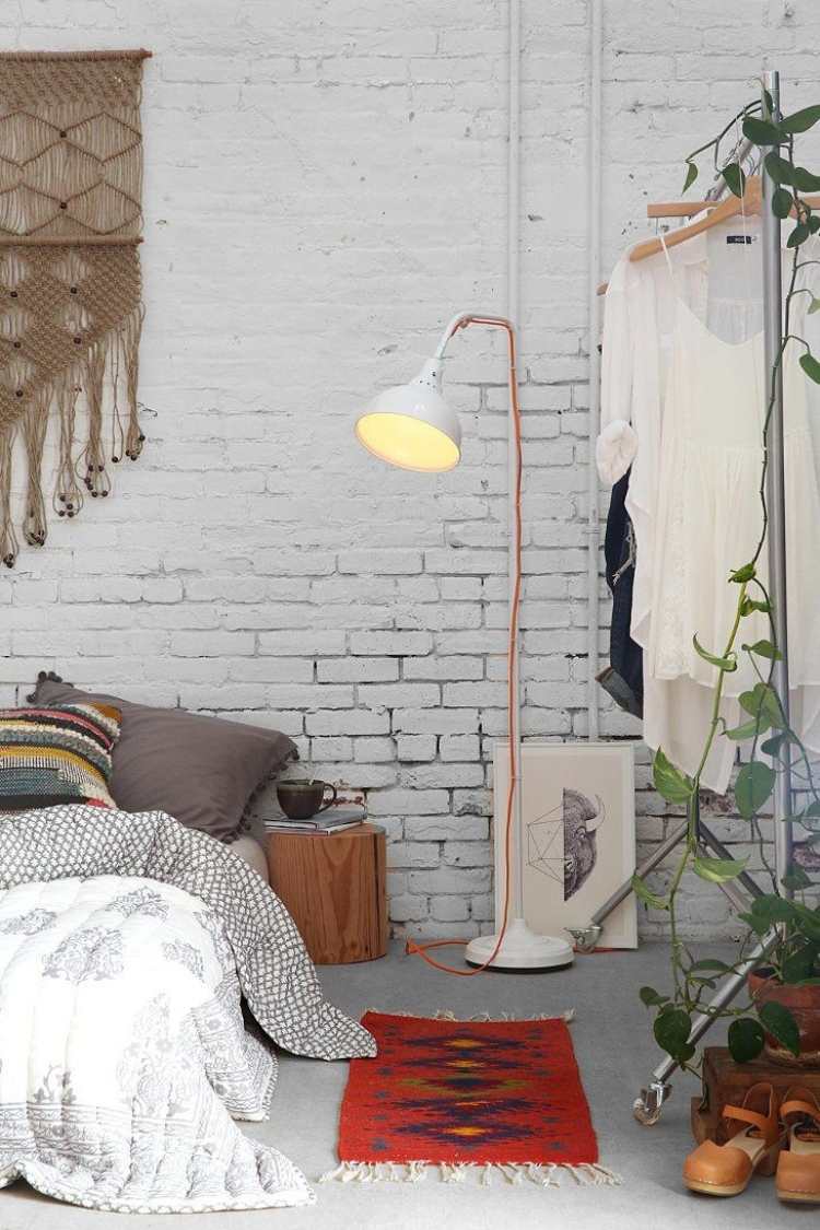 estilo boêmio-quarto-branco-tijolo-parede-branca-luminária-piso-piso-cinza