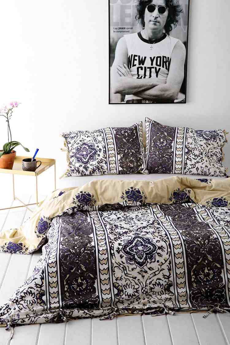 estilo boêmio-quarto-branco-preto-foto-pôster-mesa de cabeceira-assoalho-tábua de engomar