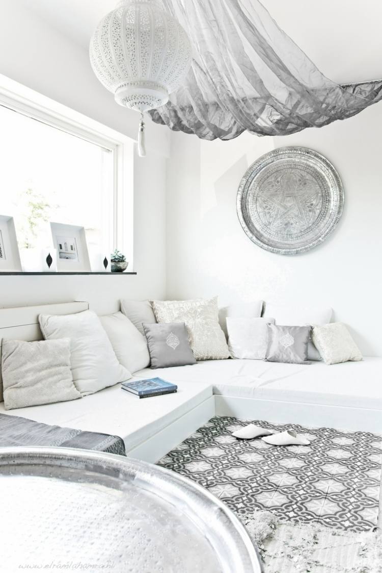 estilo boêmio-quarto-branco-preto-simples-exótico-ornamentos-travesseiro baixo