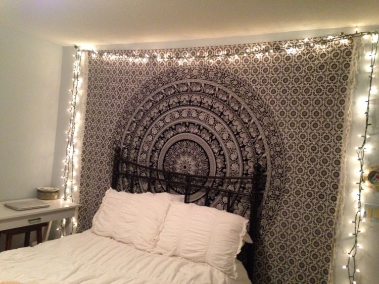 estilo boêmio-quarto-branco-tecido-lenço-parede-luzes de fada-cama de metal-romântico-preto