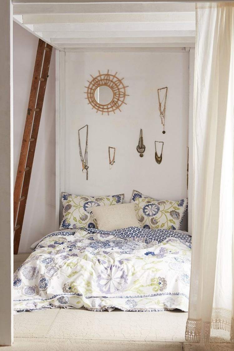 estilo boêmio-quarto-branco-parede-decoração-correntes-espelhos-sol-cortinas-colchas