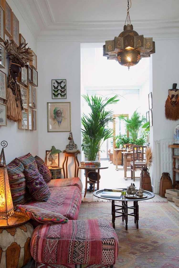 Pequena sala de estar com móveis vintage de tendência estilo boho