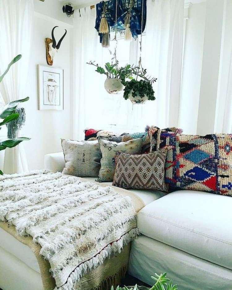 Decore sua sala de estar de maneira moderna. Jogue travesseiros com estampas dicas de decoração estilo Boho