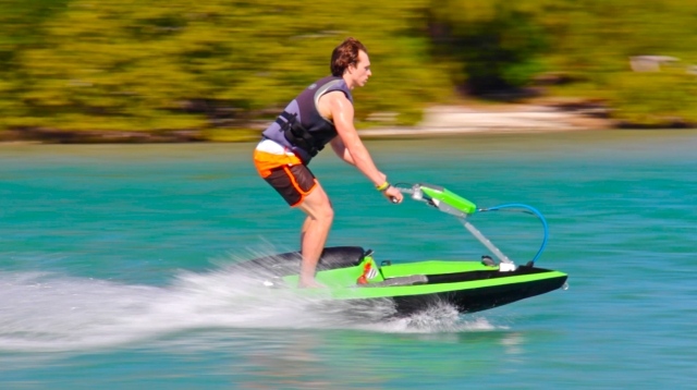 perfil-em-pé-homem-água-jet-ski-bomboard