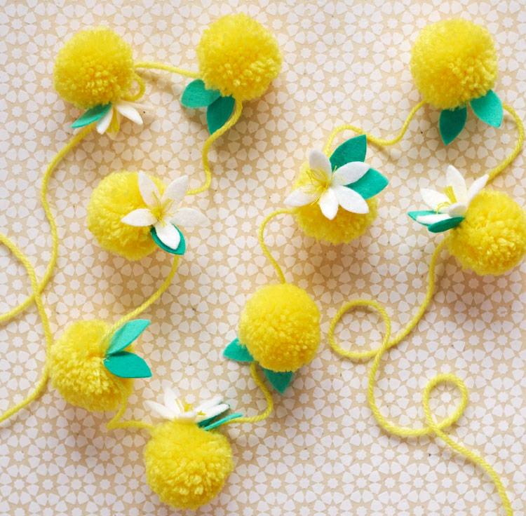 Guirlanda de bobble em amarelo - limões com flores de feltro