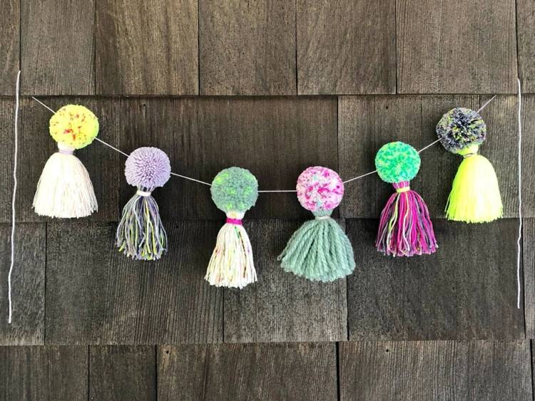 Guirlanda de pompom com borlas - decoração colorida para ambientes internos e externos