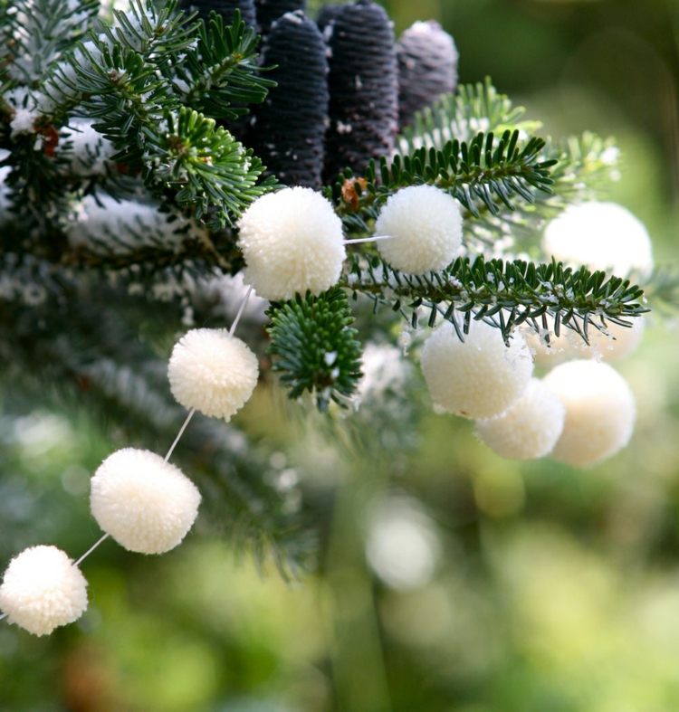 Decore a árvore de Natal com guirlandas de bobble e imite bolas de neve